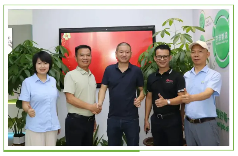 Vietnam-kjøpere besøker SPOTLESS— «Mr. 4 Seconds» og de små tingene som betyr noe